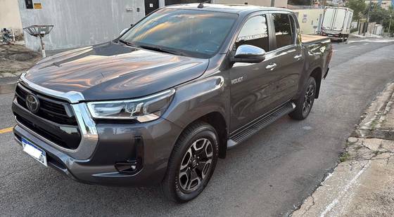 TOYOTA HILUX 2.8 D-4D TURBO DIESEL CD SRX 4X4 AUTOMÁTICO